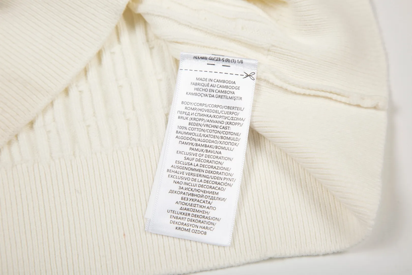 P196 White background picture [Evergreen for all seasons] Style number: 25123# Color: black/navy blue/almond/white Size: S-XL - Ralph Lauren/Ralph Lauren 2025FW Zhao Lusi's same solid color logo knitted versatile fine twist knitted buttoned long-sleeved cardigan - RL's classic fine twist cardigan 21S quality cotton yarn A cardigan that can be worn in all seasons Can be matched inside or outside Simple and clean basic color matching The upper body is clean and flawless. The comfort brought by imported cotton yarn is soft. An item that cannot be rejected.
